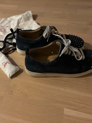Mörkblåa Louboutin sneakers - Lite slitna vid spikarna men går lätt att fixa. Kvitto finns och mörkblåa snören 
