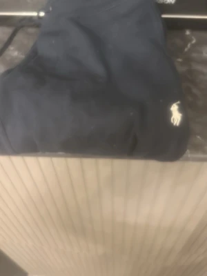 Navy blue ralphlauren byxor  - Säljer ett par navy polobyxor som är sparsamt använda och inga defekter passar bra till polo traicksuit 1600 ifall du vill ha med tröjan pris kan diskuteras 