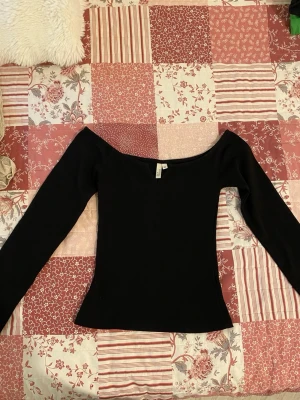 Långärmad off shoulder - Långärmad off shoulder tröja. Sitter tajt på