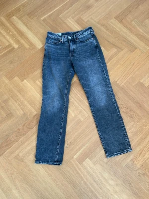 Svartgråa jeans - Såld