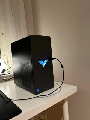 HP Victus svart stationär dator - Snygg svart HP Victus stationär dator med stilren design och belyst V-logga på framsidan. Chassit är i metall och plast, med flera USB-portar framtill. Perfekt för gaming eller tunga program tack vare kraftfull hårdvara. RTX 3050 intel core i5 12400f som ger en grym prestanda säljer så jag behöver bli av med den för jag nyligen fick ps5 och datorn är i jätte bra skick              Hämtas upp på plats kvitto finns och en skärm kan följa med på köpet också 