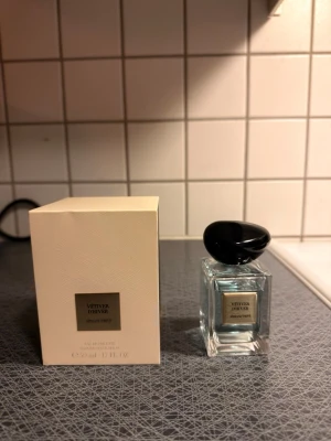 Vetiver d'Hiver - Armani Prive  - Vétiver d'Hiver 50ml från Giorgio Armani Privé är en Eau de Toilette för män. Doften har noter av citrus, aromatiska inslag, träiga toner, jordiga nyanser och friska kryddor.  Vétiver D’Hiver eau de Toilette 50ml Ca 40/45ml kvar, kolla bild för kvarstående mängd Kommer i originalkartong Originalpris 1800kr
