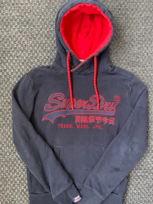 Vintage 2000s Superdry Hoodie (Limited edition) - Säljer nu denna sjukt snygga och sällsynt vintage 2000s Superdry Hoodie! Sjukt snygg färg och perfekt passform😊 Hoodien är ur en limiterad upplaga med endast ca 700 sålda 🙌 Både mjuk och bekväm och passar perfekt nu mot våren🤝 Nyskick! Storlek S 🤩 Skriv vid funderingar 📲