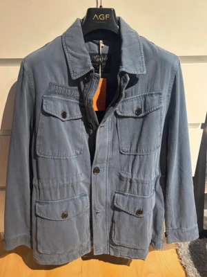 Helt ny Morris field jacka - Säljer denna klassiska och snygga Morris Moorea field jacket i storlek Small/Medium samt färgen blue, den är både varm och vindtät. Perfekt jacka nu till slutet av vintern och under våren. Säljer pga den inte passade.