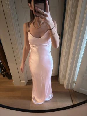 Balklänning rosa  - Säljer en jättefin balklänning från babyboo. Använd 1 gång har inga defekter. Jättefina detaljer i ryggen. Modellen på bilden är 160.