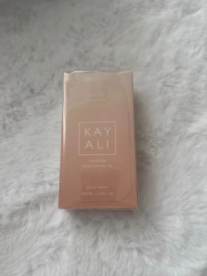 Kayali Freedom Musk Santal 100ml - Kayali Freedom Musk Santal 134 är en Eau de Parfum i errorosatonad förpackning. Flaskan rymmer 100 ml och doften har inslag av mysk och sandelträ. Snygg och modern design som känns lyxig och trendig, perfekt för dig som gillar exklusiva parfymer.