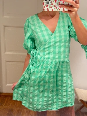 Sommar klänning - Säljer denna så fina sommar klänning😇😇