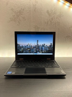 Lenovo 300e Chromebook GEN 2 - Batterihälsa 94% - Vikbar 360°-design gör att du enkelt växlar mellan laptop och surfplatta. Touchskärm ger modern och smidig användning. Chrome OS är snabbt, stabilt och startar på sekunder. Knappt använd, fullt fungerande och återställd. Hög batterihälsa som räcker hela dagen. Mindre ytliga repor finns, därför nedsatt pris – påverkar inte funktionen. ✔ Mycket gott skick ✔ Tillverkad 2022 ✔ 94 % batterihälsa  ✔ Laddare ingår Kan skickas eller hämtas 🌟