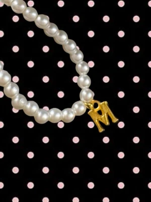 Pärlhalsband med bokstav  - Fint pärlhalsband med valfri bokstavs berlock i guld!💛 Halsbandet är 35+5 förlägningskedja. Fästs med en karbinhake & kedja! 