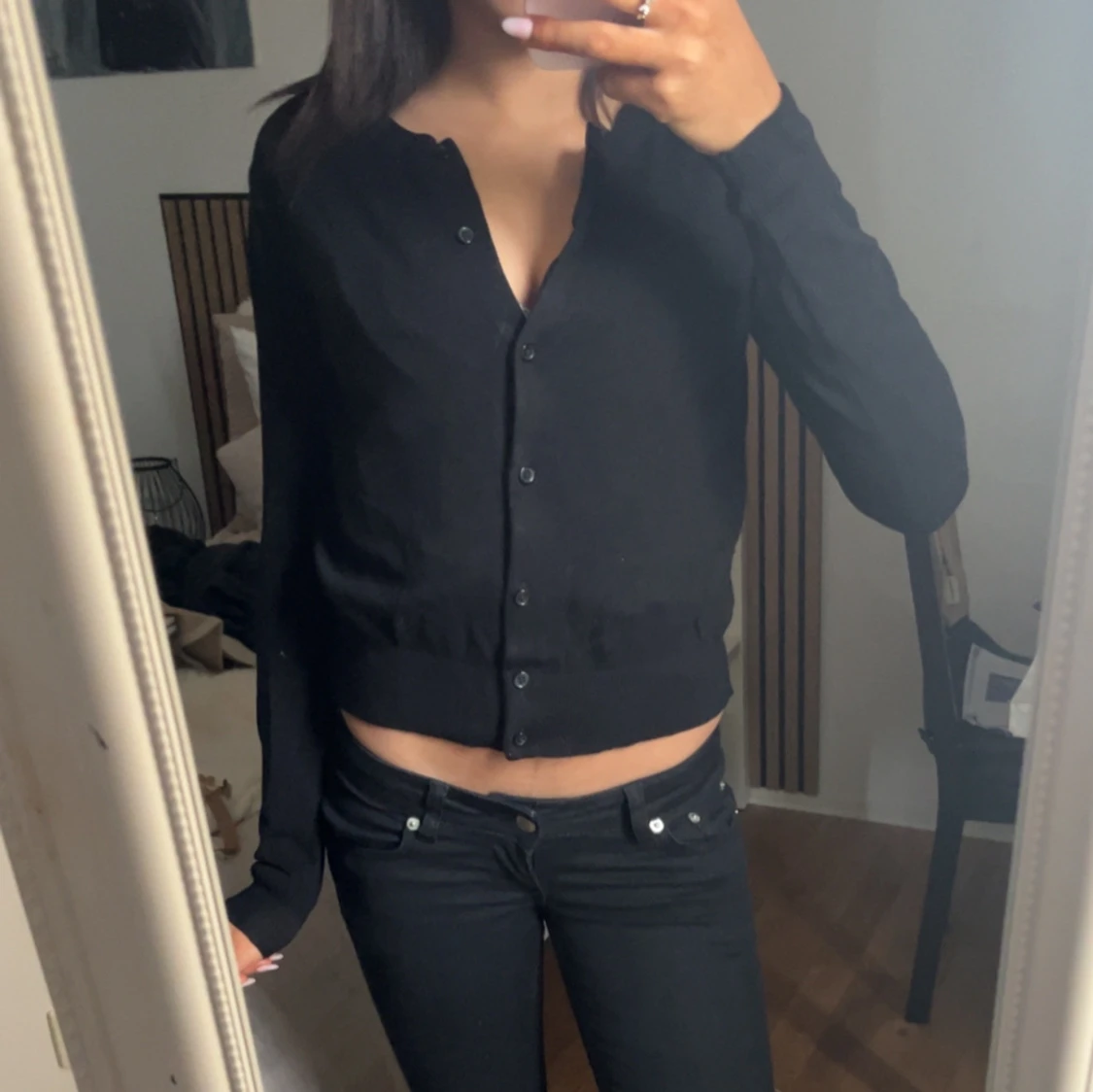 Svart cardigan med volangkant - 1