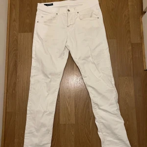 J.Lindeberg jeans - Snygga vita jeansbyxor från J.Lindeberg i klassisk femficksmodell. Byxorna har rak passform och är tillverkade i ett mjukt bomullsmaterial med lite stretch. Perfekt för dig som vill ha en clean och fräsch look. Storlek 33/34. Inga defekter och använda ca 3-4 gng. Kom med prisförslag ☺️