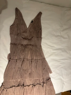 Bal klänning - Super fin balklänning, endast testad! Färgen ser mörkare ut på bild den är mer rosa-lik i verkligheten 💕