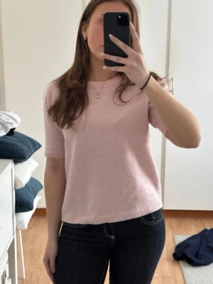 Ljusrosa stickad t-shirt  - Supersöt stickad t-shirt från Nelly i storleken XS, passar även S. Använd någon gång men inga defekter, perfekt till hösten