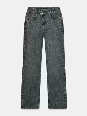 high waist straight jeans Zara  - Säljer ett par mörk grå svarta raka jeans med hög midja och rå, fransig kant nedtill. Jeansen har klassisk femficksdesign och är tillverkade i denim. trendiga korsade midjan. säljs nu i butik! storlek 42 