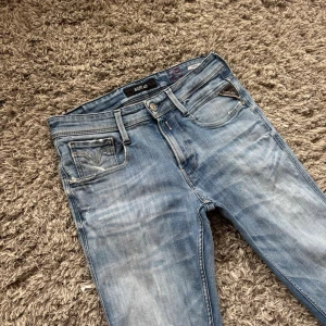 Replay anbass jeans slitningar - Säljer dessa feta Replay anbass jeansen med slitningar!⭐️Storlek : W29/L32!🤝Skick : 9/10 hör gärna av er om ni har funderingar!🙌