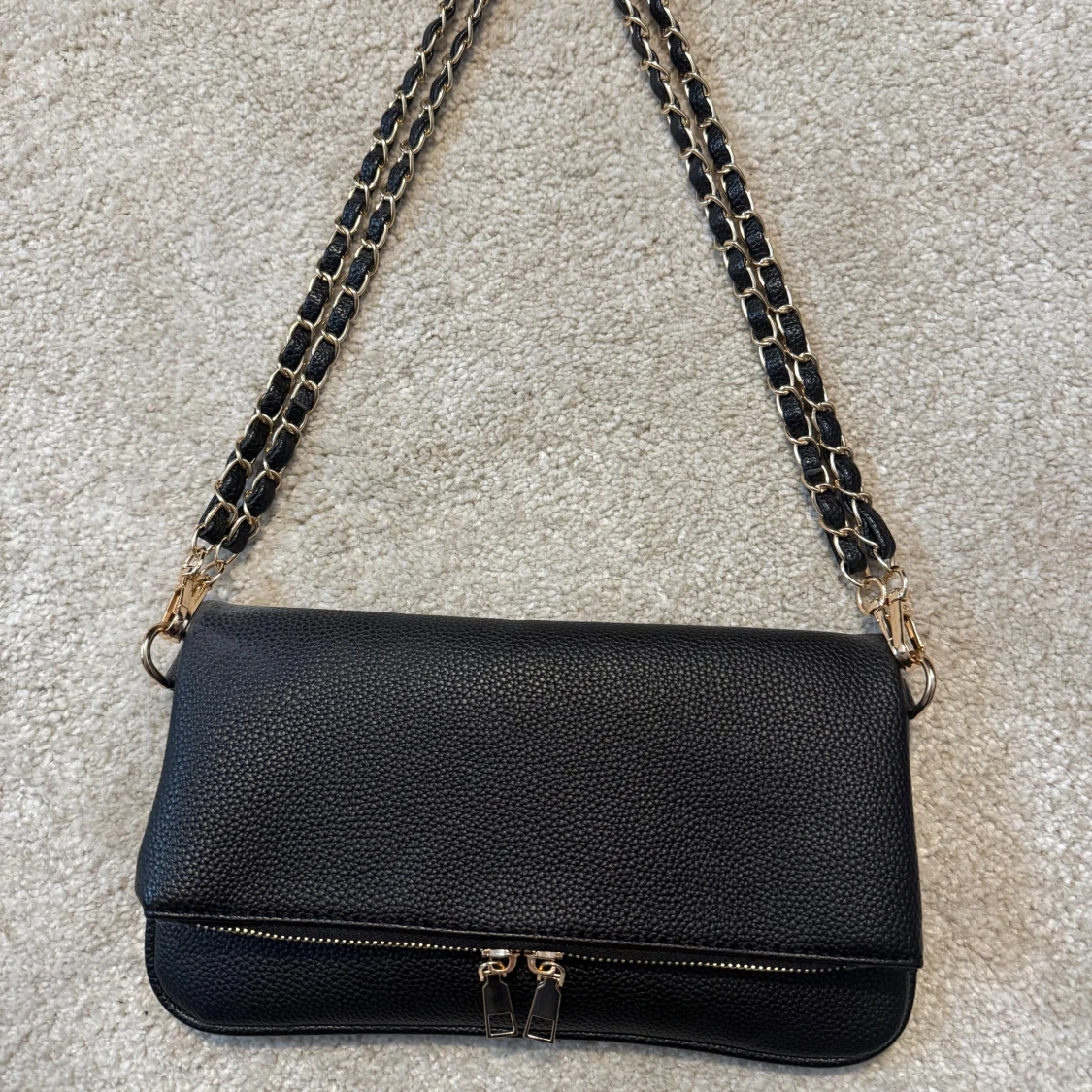 Svart handväska med kedjerem