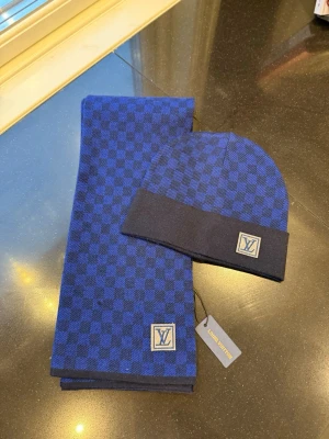 Louis Vuitton Halsduk & Mössa - Tja, säljer min snygga mörkblåa LV scarf och mössa. Aldrig använts tidigare, hör av er vid minsta lilla fundering!