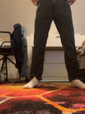 Svarta raka jeans med hög midja - Säljer ett par svarta jeans med rak passform och hög midja. Jeansen har klassiska fem fickor och är tillverkade i ett kraftigt denim-material. Perfekta för dig som gillar en enkel och stilren look.