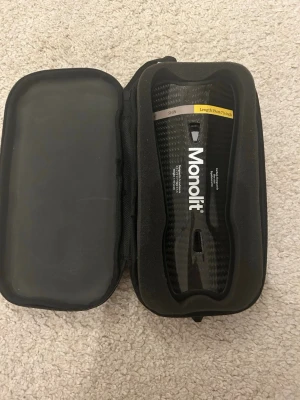 Monolit benskydd - Säljer ett par svarta benskydd från Monolit. De är 19 cm långa och har en slim design. Kommer i ett smidigt fodral för enkel transport och förvaring. Använda max 5 ggr så i ett jättefint skick! Nypris 789kr.
