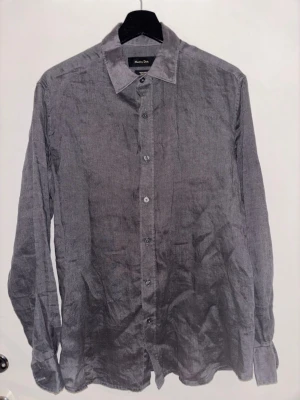 Grå linneskjorta från Massimo Dutti -  grå skjorta från Massimo Dutti i 100% linne.