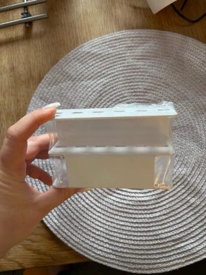 Vit plastförvaring med hål för fransförlängning  - Praktisk vit förvaringslåda i plast med flera hål på ovansidan, perfekt för att organisera småsaker som pennor, borstar eller verktyg. Enkel och stilren design som passar i de flesta rum. Lätt att rengöra och flytta vid behov.