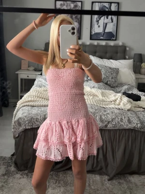 intressekoll rosa klänning - intressekoll på min jättefina rosa klänning från design by amor. Använd endast en gång och har inga defekter eller liknande