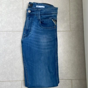  Replay Anbass - Snygga blå jeans från Replay med klassisk femficksdesign och dragkedja. Storlek 31/34       R et på backfickan har lossnat men jag har suttit tillbaka det så de sitter lite löst!