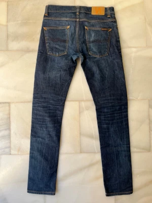 Mörkblå jeans från Nudie Jeans - Riktigt feta Nudie Jeans med snygga fades! Modellen är Grim Tim ✌🏼😊                                       ——————————————————————————                                                         📐| Storlek: 31-34                                                   👖| Märke: Nudie Jeans                                          🔎 | Skick: Mycket Bra                                            💵 | Ny Pris: 1699kr                                                 ✍🏻 | Skriv om du har några frågor 