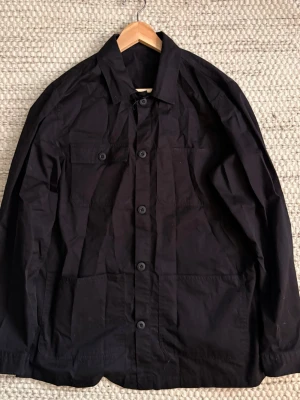 Massimo Dutti Overshirt - Mycket fin Overshirt från Massimo Dutti. Overshirten är svart i storlek M. Inga defekter. Perfekt nu till våren 🔥🤝
