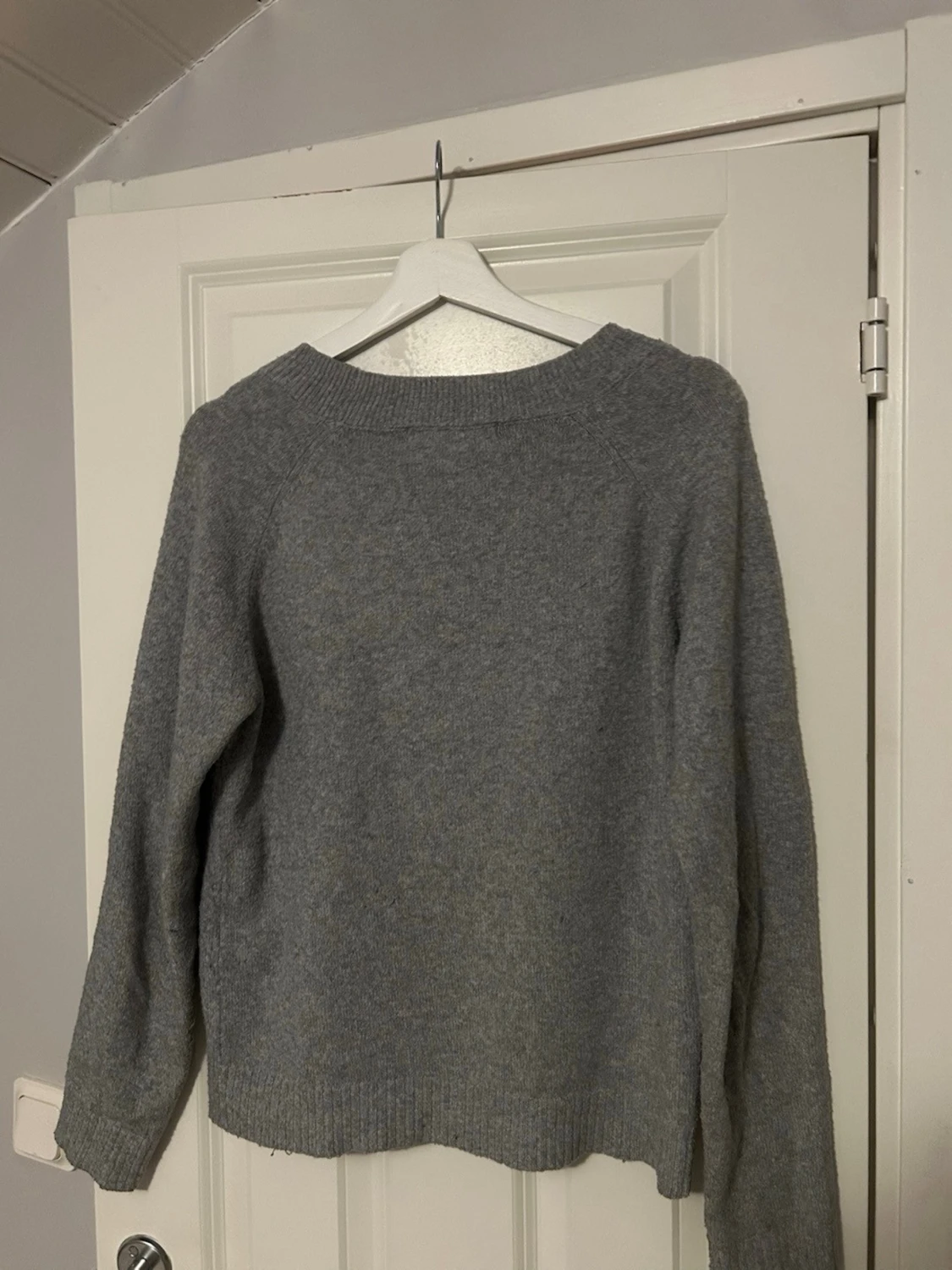 Grå stickad tröja med rund hals - 1