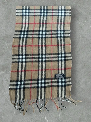 Burberry Halsduk - 💪🏽Skick:Mycket Bra!  📐Mått:Längd:166cm:Bred:34cm  📎Material:100%Lambswool  📦Skickar alltid inom 24h  💸Köp fler plagg för att få billigare pris  ✅Äkthetsgaranti