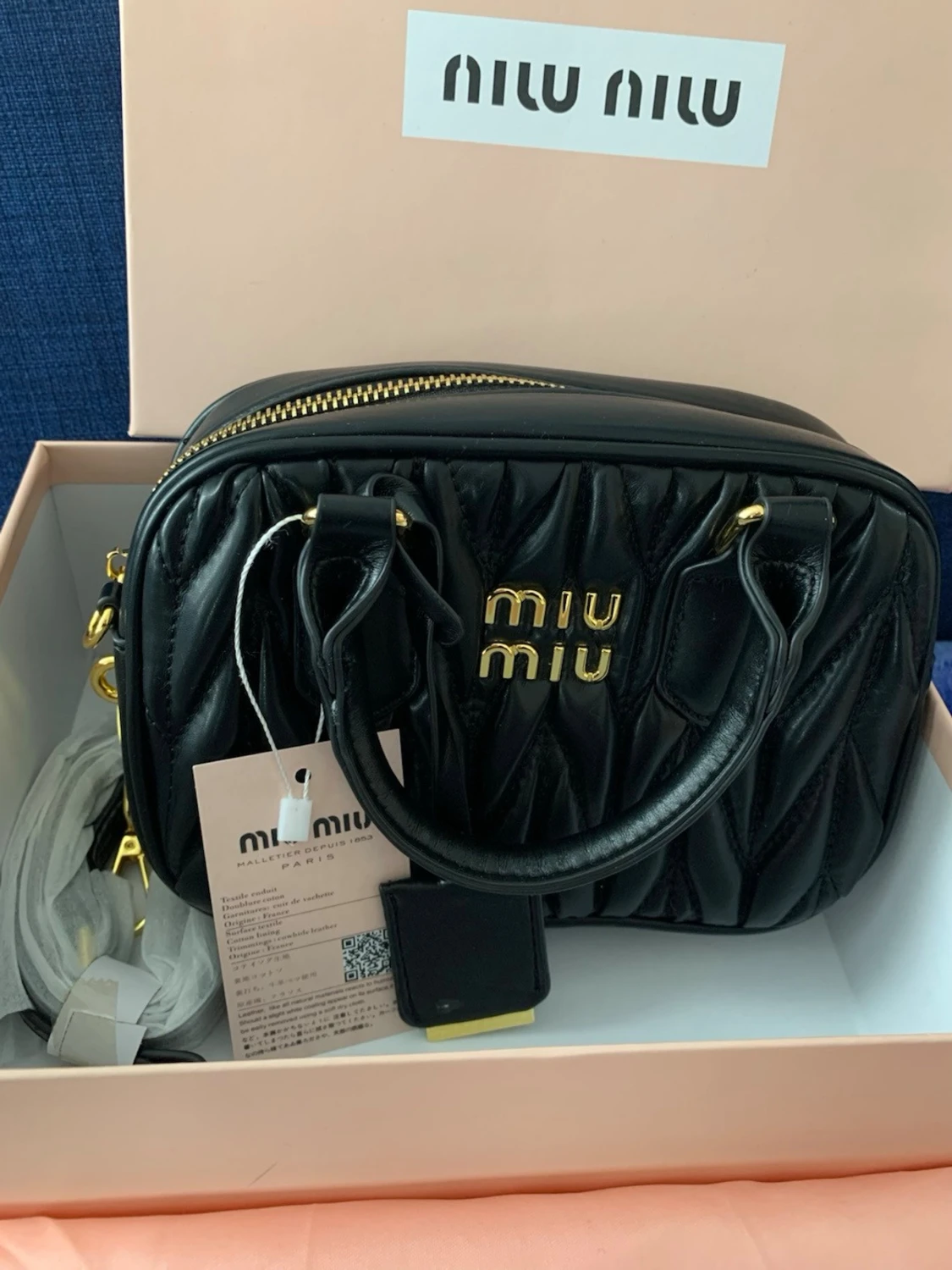 Svart handväska från Miu Miu - 1