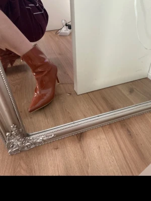 klackskor - Jättefina klackskor! Dessa är i storlek 40 men passar också om man har mindre storlek! pris kan diskuteras