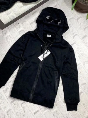 C.P Company hoodie - Säljer en svart hoodie från C.P. Company. Oanvänd, ny med tags. storlek M. kommer ta tid innan den kan skickas