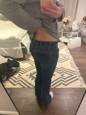 Vintage jeans - Skitsnygga bootcut vintage jeans med cool detalj! Skulle säga storlek 26/34, innerbenslängd 84 cm! 💕💕💕 trots vintage väldigt fint skick! 