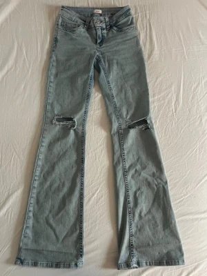 Low waisted bootcut jeans  - Ljus blå Low waisted bootcut jeans i storlek 34 från Nelly, de är endast använda en gång så de är som helt nya !!Skriv för fler bilder och priset kan diskuteras 💕