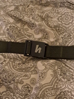 Henrik harlaut bälte - Ett snyggt grön/svart bälte från harlaut apparel. Läng:115cm Bredd:4cm. Kan gå lägre i pris, hör av dig vid frågor!