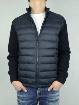 Massimo duti hybrid cardigan  - Snygg svart dunväst med quiltad design och hög krage. Västen har dragkedja framtill och två sidofickor med dragkedja. Perfekt att slänga över en hoodie eller tröja för extra värme. Klassisk och stilren look som funkar till det mesta.