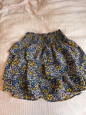 Blommig kjol - Färgglad volangkjol med blommönster, perfekt til sommaren! ☀️