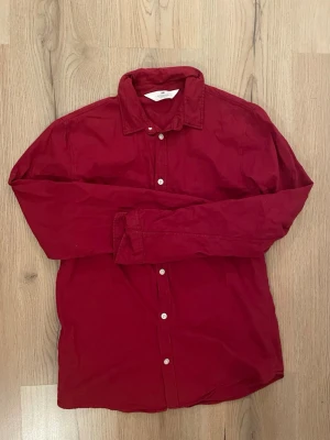❤️ Fin Helröd Skjorta Från H&M!🌹stl 170 - S - ❤️ Helröd skjorta från H&M – stl 170 / S ❤️  Stilren & snygg röd färg 🔥 Perfekt till skolan, fest eller när du vill sticka ut lite 😍✨  📏 Ärmlängd: 63 cm 📏 Axelbredd: 42 cm 📏 Längd: 65 cm  💸 Pris: 79 kr  En riktig färg-statement ❤️ Snabb affär = snabb outfit-upgrade 😉                                                        Först Till Kvarn!!💨🏃‍♀️‍➡️