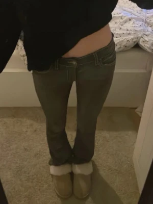 Jeans och kostymbyxor  - Säljer ett par gråa bootcut jeans med låg midja storlek 164 från Gina tricot och ett par kostymbyxor med låg midja från Bikbok i storlek 38. 