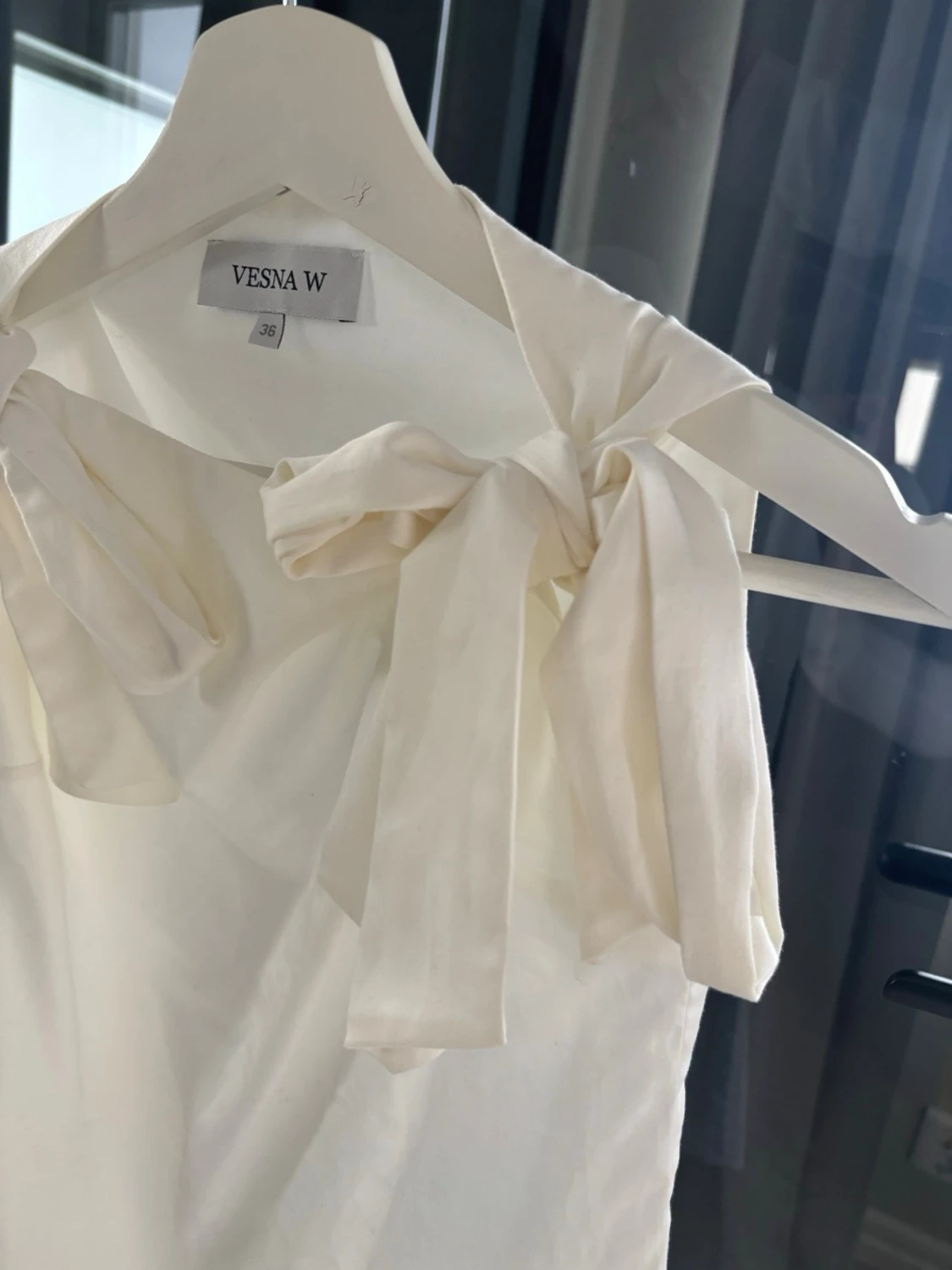 Vit linnetopp med knyt från Vesna W - 1