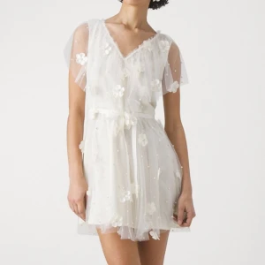 Fin studentklänning från Ida Sjöstedt🌸  - Klänning från Ida Sjöstedt, helt oanvänd, säljes då den tyvärr inte passade mig💕 Passar perfekt som studentklänning eller sommarklänning och slutsåld överallt🌸 Helt utan defekter i storlek 34. Nypris 4899kr (pris kan diskuteras)💗