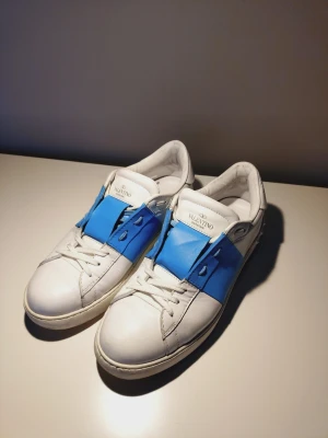 Valentino Open - Valentino Opens i mycket fint skick! Storlek 43, en dustbag medföljer, priset är inte hugget i sten! Bara att skriva vid minsta fundering!