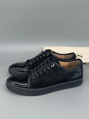 Lanvin Skor mörkblå - Tjena här har jag ett par Lanvin Skor. Storlek UK 8 -> EU 42-43. Skorna är i mycket bra skick. Dustbag ingår. Byten kan vara intressant!🙌