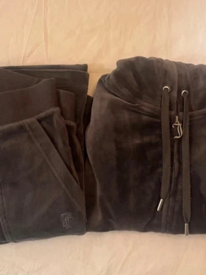 Juicy couture dress - Juicy couture dress i färgen top hat som inte längre finns att köpa! Varsamt använda i fint skick. Nypris för setet är 3500kr.💕 storlek XS. Vänligen titta på sista bilderna för att förstå färgen!