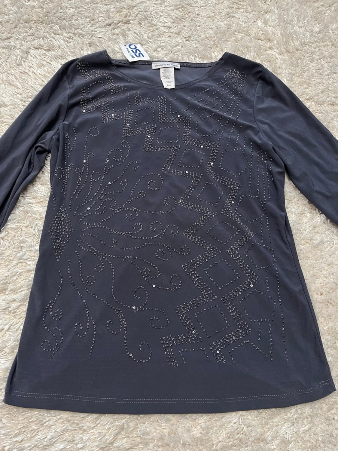 Mörkgrå topp med glittriga detaljer