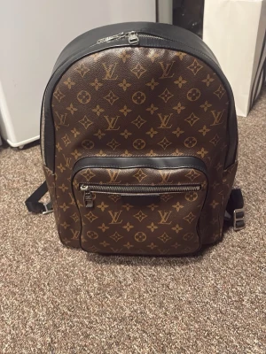 Louis Vuitton ryggsäck - Louis Vuitton ryggsäck. Bra skick inga skador på ryggsäcken, bara lite tecken på användning. Nypris ca 20000kr, har låda men bara digitalt kvitto.