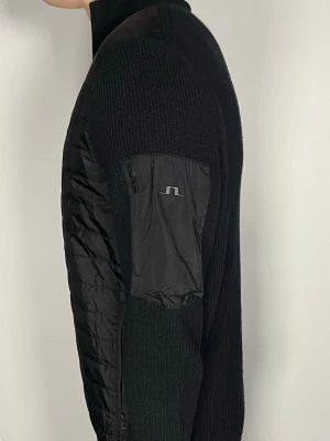 J.Lindeberg cardigan - Säljer en riktigt snygg och trendig J.Lindeberg cardigan i fint skick, storlek M, vid frågor är det bara att skriva //Gramenti