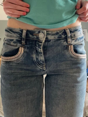 Omsydda bootcut - Så fina omsydda bootcut jeans från märket Mos Mosh. Jeansen har en klassisk fyr ficks design och har fina detaljer, tex som på bild 3 & 4. Läderlapp med märke på bild 2 och sjukt snygga fickor! Lite felsydda på bild 5 men inget man märker av direkt. Midjemått:35 cm, innerbensmått: 78,5 cm. Skriv privat för fler frågor, mått eller bilder! 🌸🤩